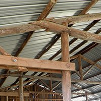 Technique de l’autoconstruction à la tronçonneuse : taille de charpente