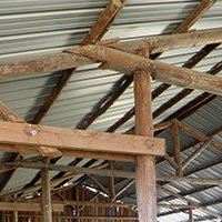 Formation à l’architecture paysanne : levage d’une charpente en bois rond